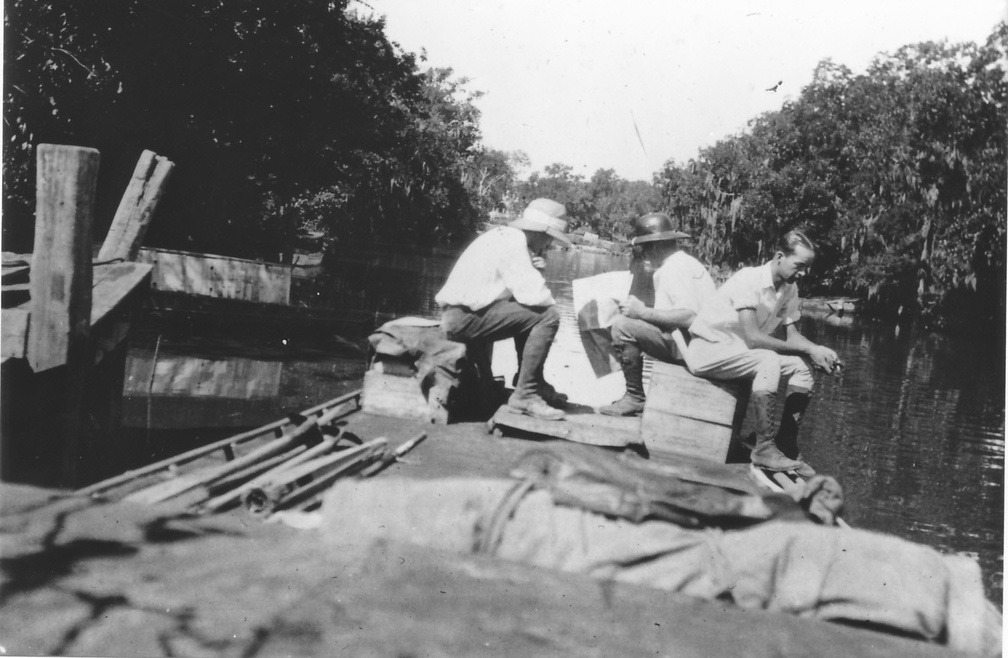 Arbeit in den Sumpfgebieten v. Louisiana. Der Trupp wohnte auf einer kleinen Insel, die nur mit dem Schiff zu erreichen war. Ein schwarzer Koch sorgte für unsere leiblichen Bedürfnisse.