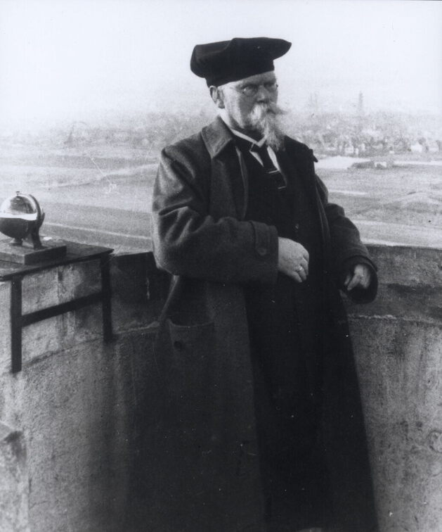 Geheimrat Dr. E. Wiechert (1861 - 1928), der große Seismologe, Lehrer, Forscher - und Doktor-Vater L. Mintrops.