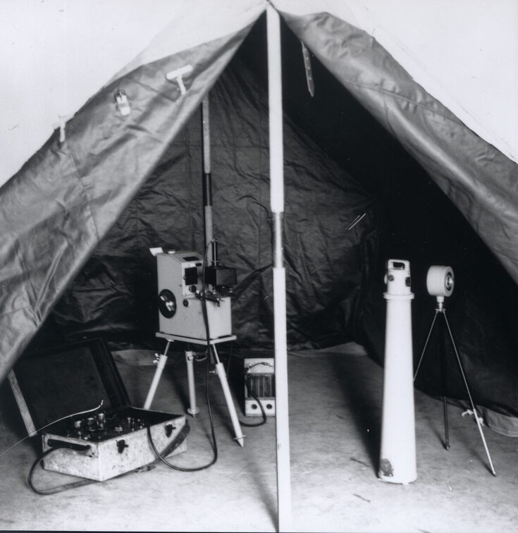 Registrierzelt mit Funkempfänger, optischer Registriereinrichtung, Seismograph und Schalldose (von links).