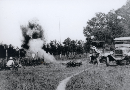 Der erste Refraktionsschuß in den USA fiel am 24. Juli 1923 in Oklahoma:        'First blasting done!'.