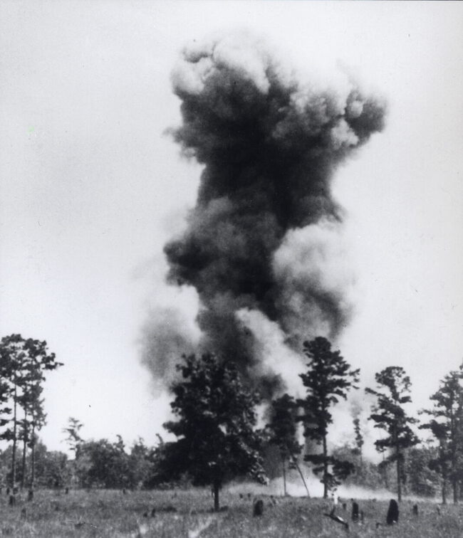 Um die relativ geringe Empfindlichkeit der Apparatur zu kompensieren, benötigte man enorme Ladungsmengen.