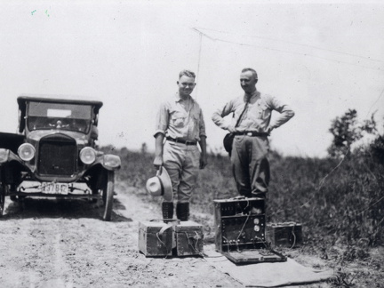 Neu eingeführte Funkausrüstung eines Refraktionstrupps im Juni 1926 bei Lafayette in Louisiana.