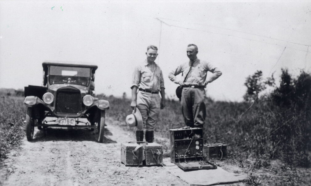 Neu eingeführte Funkausrüstung eines Refraktionstrupps im Juni 1926 bei Lafayette in Louisiana.