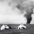 SEISMOS-Camp in Persien (heute Iran) 1928. Im Hintergrund eine Ölfackel.