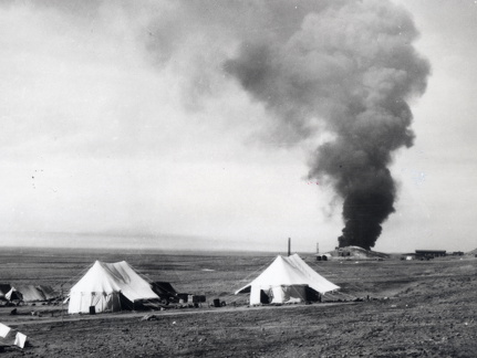 SEISMOS-Camp in Persien (heute Iran) 1928. Im Hintergrund eine Ölfackel.