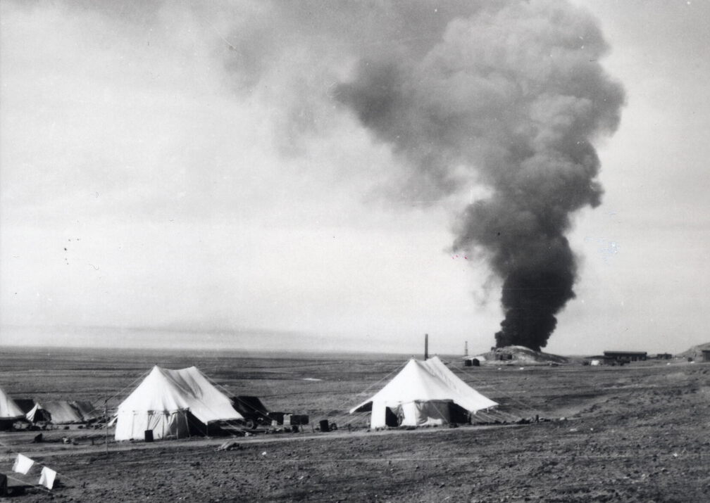 SEISMOS-Camp in Persien (heute Iran) 1928. Im Hintergrund eine Ölfackel.