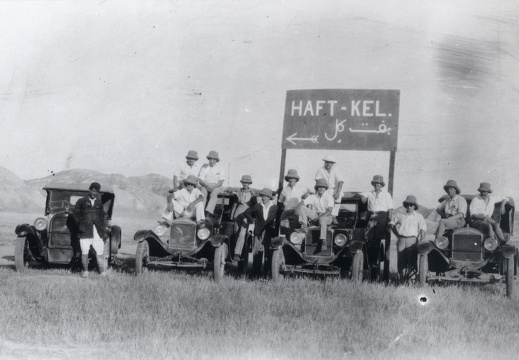 Refraktionsseismik in Persien 1928. Kleiner Fototermin am Haft-Kel Ölfeld.