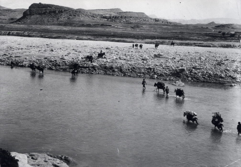 Umzug eines SEISMOS-Trupps von Haft Kel nach Marmatain 1928. Der Rud-i-Arab bietet kein Hindernis.
