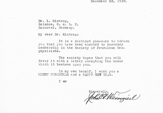 Ende 1930 wurde L. Mintrop die Ehrenmitgliedschaft der SEG (Damals noch Society of Petroleum Geophysicists) von Donald C. Barton angetragen. Unterzeichnet hat das Dokument John F. Weinzierl, ein alter Bekannter des Geehrten und jetzt Sekretär der neu gegr