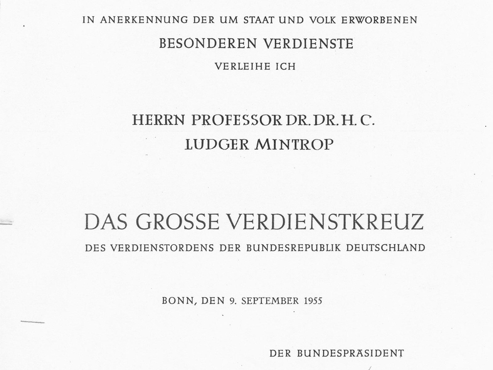 Am 9. September 1955 verleiht Bundespräsident Theodor Heuss L. Mintrop das Grosse Verdienstkreuz der Bundesrepublik Deutschland. Überreicht hat es am 9. November Kulusminister Schütz von der Landesregierung Nordrhein-Westfalen.