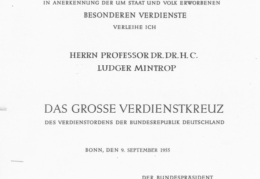 Am 9. September 1955 verleiht Bundespräsident Theodor Heuss L. Mintrop das Grosse Verdienstkreuz der Bundesrepublik Deutschland. Überreicht hat es am 9. November Kulusminister Schütz von der Landesregierung Nordrhein-Westfalen.