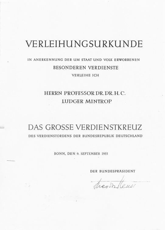 Am 9. September 1955 verleiht Bundespräsident Theodor Heuss L. Mintrop das Grosse Verdienstkreuz der Bundesrepublik Deutschland. Überreicht hat es am 9. November Kulusminister Schütz von der Landesregierung Nordrhein-Westfalen.
