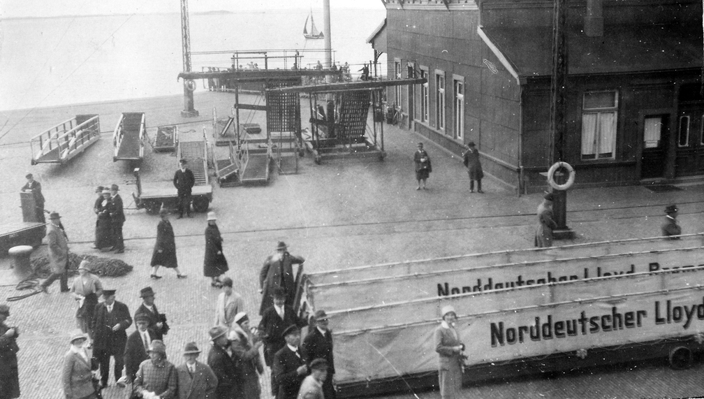 Ablegen von der Pier, zu sehen ist die Wartehalle des NDL