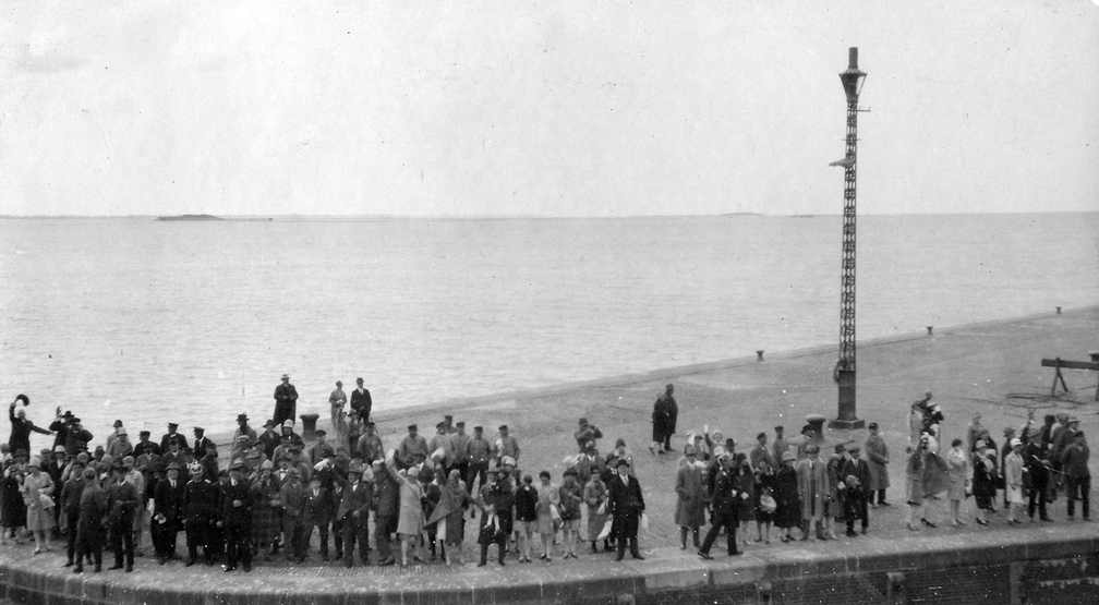 Die Zurückgebliebenen winken zum Abschied als das Schiff die Weser verlässt.