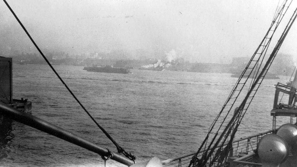 Die MÜNCHEN macht sich zum Anlegen fertig.