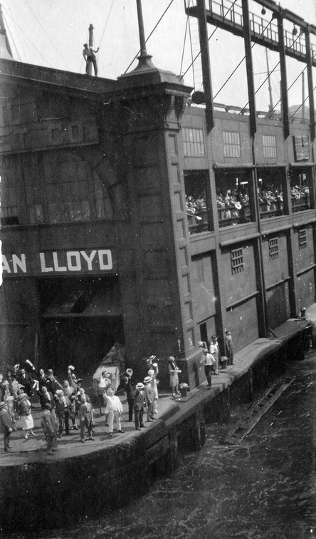 Anlegen an die Hoboken Pier des Norddeutschen Lloyds