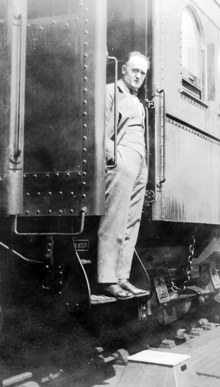 Adolf Klopp posiert für ein Erinnerungsfoto 