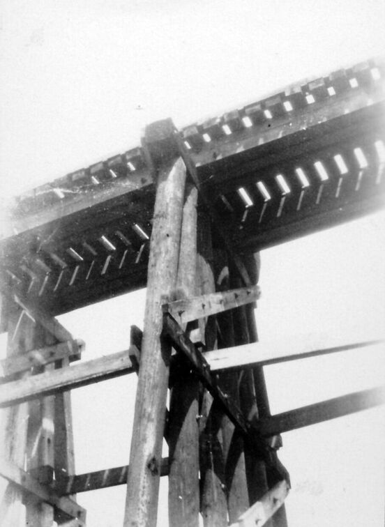 Abenteuerliche Brückenkonstruktion