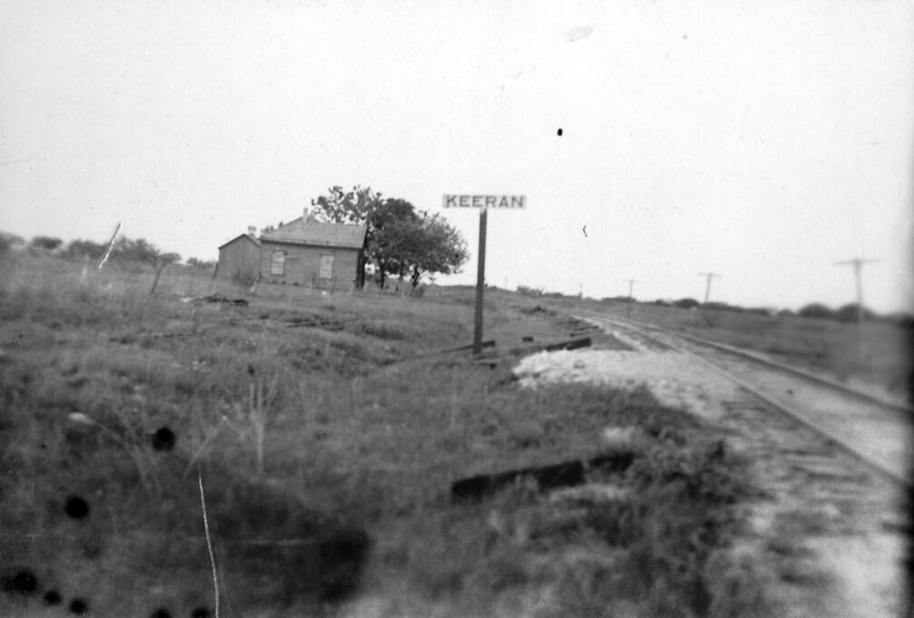 Ein einsamer Bahnhof inmitten der Prärie