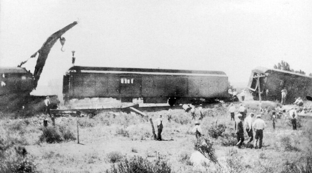 Der Dampfkran hebt die Wagen wieder aufs Gleis.