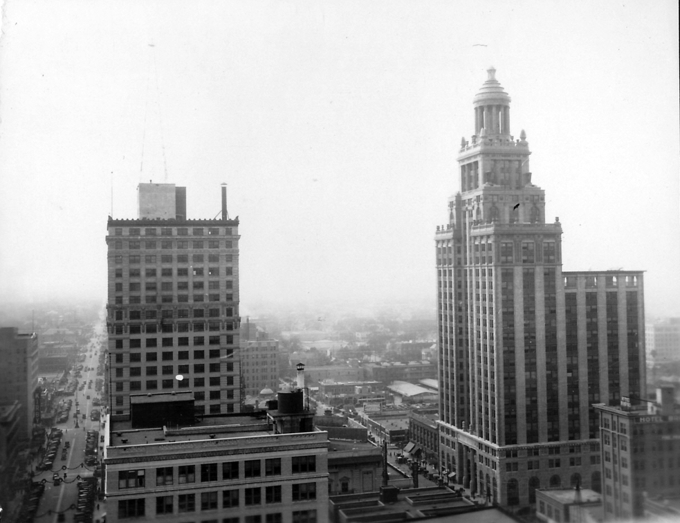 Rechts das 1927 fertiggestellte Niels Esperson Building. Links das Carter Building.