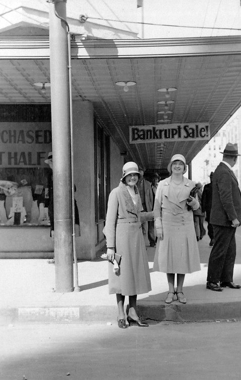 Auch damals waren die Damen begeister auf Schnäppchenjagd