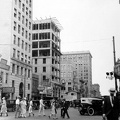 Links das Gebäude der State National Bank (1929)