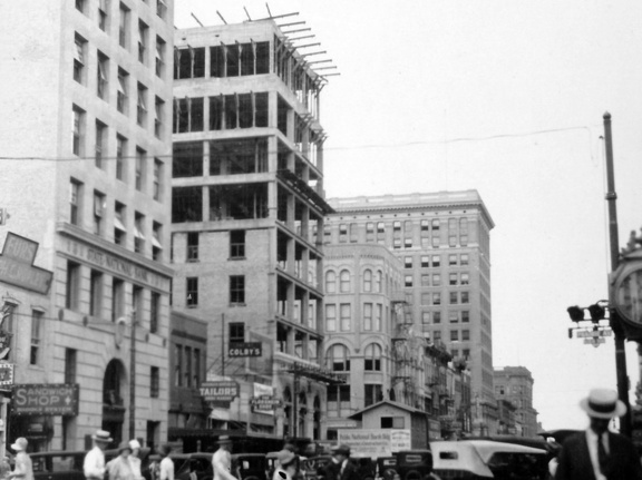 Links das Gebäude der State National Bank (1929)