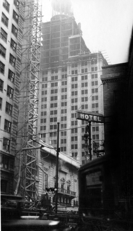 Das Niels Esperson Building kurz vor der Fertigstellung