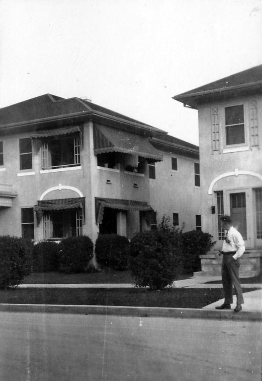 Eine andere Ansicht mit einem Angestellten der Seismos?