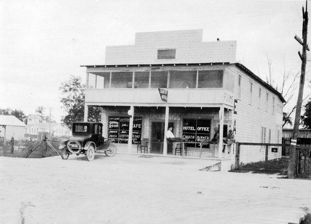 In diesem oder ähnlichen Hotels in der Nähe der Messgebiete nächtigten die Truppmitglieder. Rechts ist A. Klopp zu sehen.