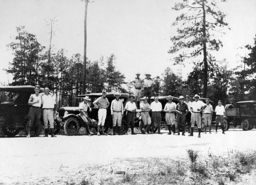Aufstellung des Seismos Trupps für einen Fototermin vor der Abfahrt ins Messgebiet.