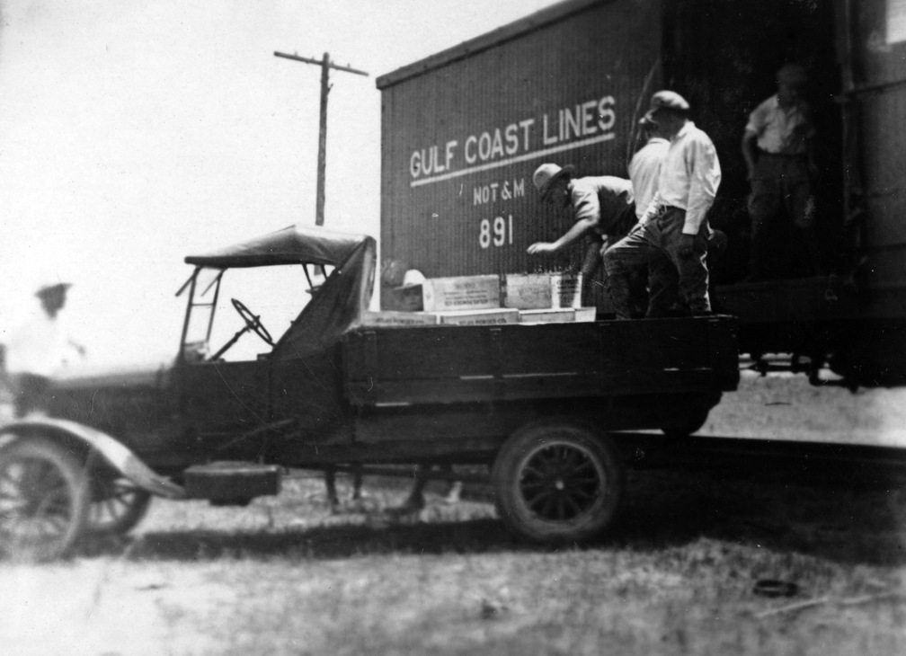 Der Sprengstoff für den Tag wird von der Eisenbahn entladen