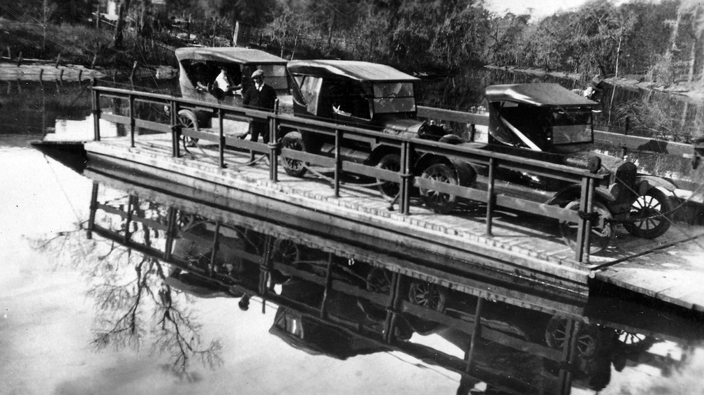 Kleine Fähren ermöglichten die Überquerung der kleinen und großen Flüsse.