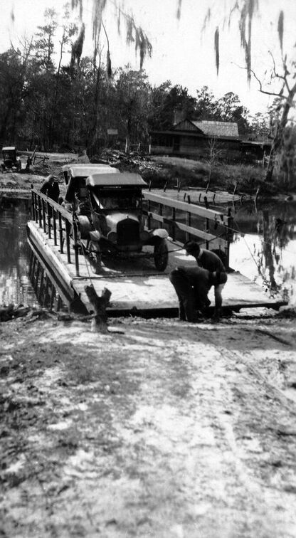 Alle Mann müssen Handanlegen, damit die Fahrzeuge sicher von der Fähre fahren können.