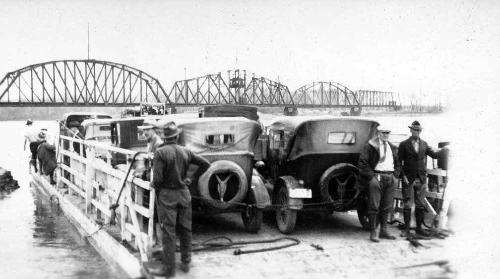 Größere Flüsse waren schon mit motorisierten Fähren ausgerüstet.
