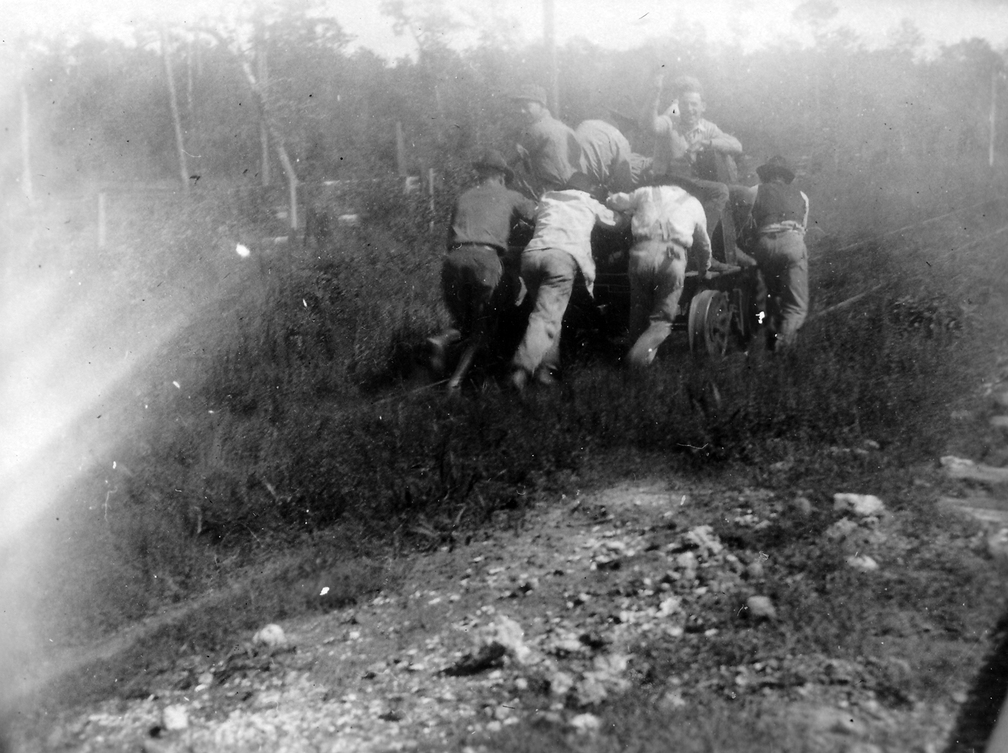 Hin und wieder kam auch eine Draisine zum Einsatz wenn verlassene Geleise vorgefunden wurden.