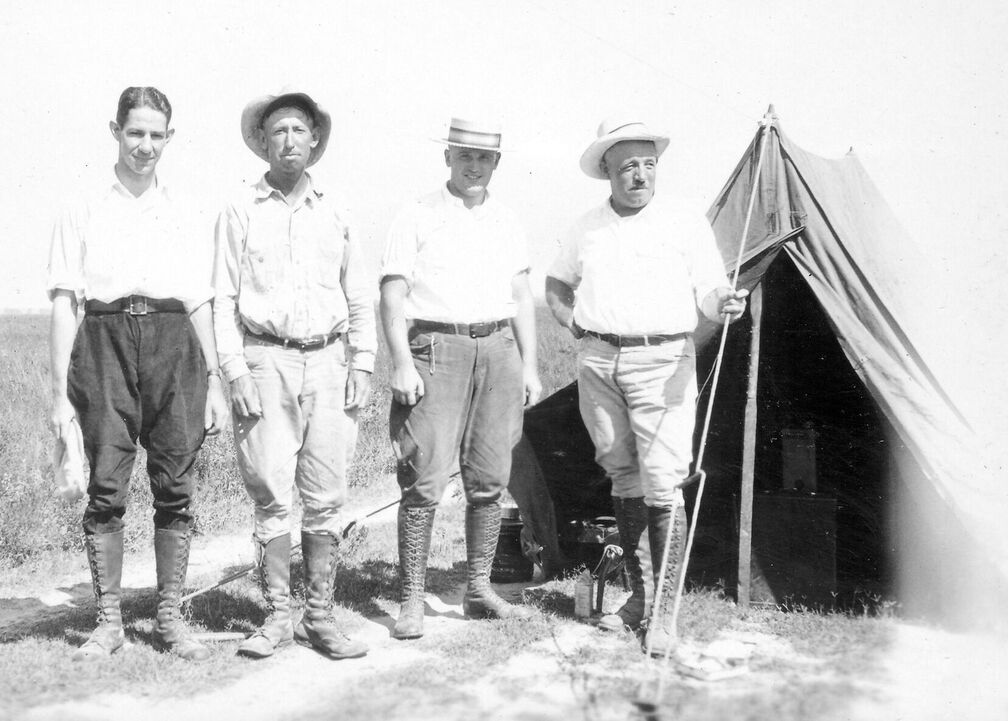 Gruppenbild vor dem Instrumentenzelt. Man kann die Gerätschaft erahnen. Rechts Otto Weitershagen