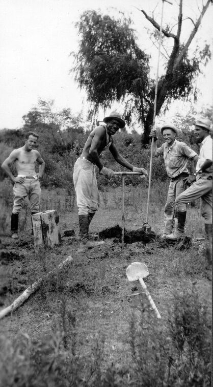 Das recht flache Schussloch wird gegraben