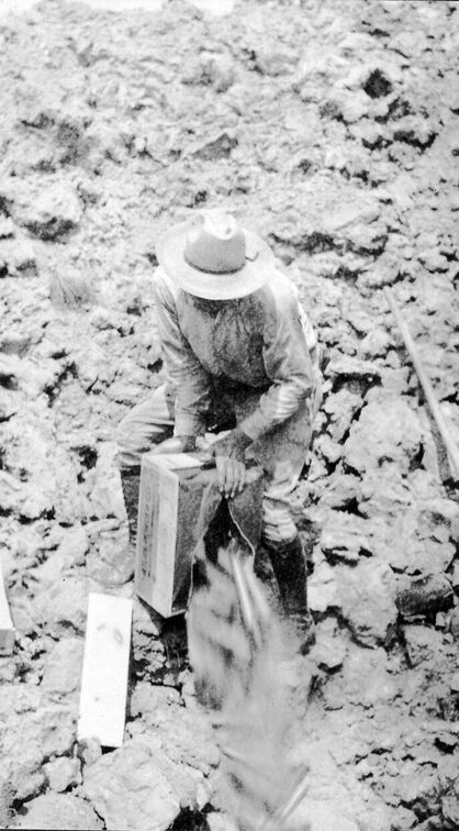 Das Loch wird mit zig Kilo Sprengstoff verfüllt.