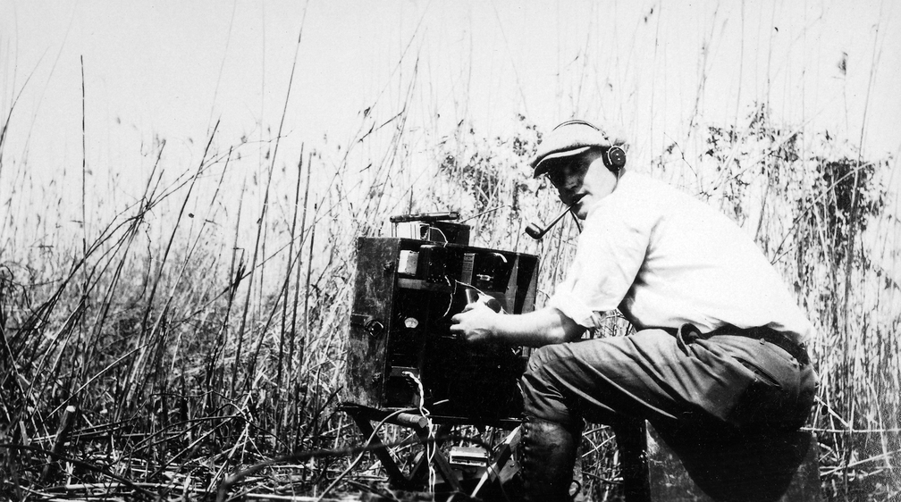 Empfang des Zeitzeichensenders für die Synchronisation. Wenn man genau hinsieht, erkennt man auf dem Empfänger eine Pistole. Für was ist die wohl?