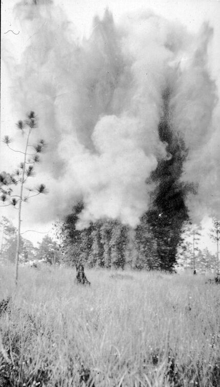Bummm! Die gewaltige Explosion riss tiefe Löcher in den Untergrund
