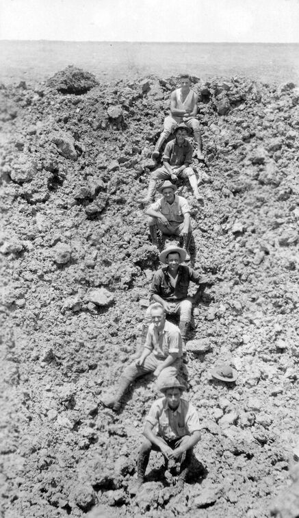 Da passte die gesamte Crew in ein Schussloch. Verfüllung? Aber nein, das macht die Natur selbst.