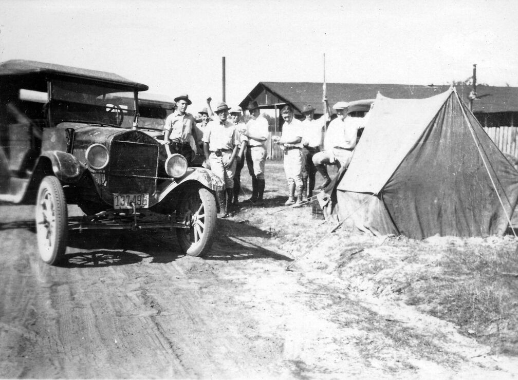 Diesmal steht das gut bewachte Instrumentenzelt gleich neben einer Straße