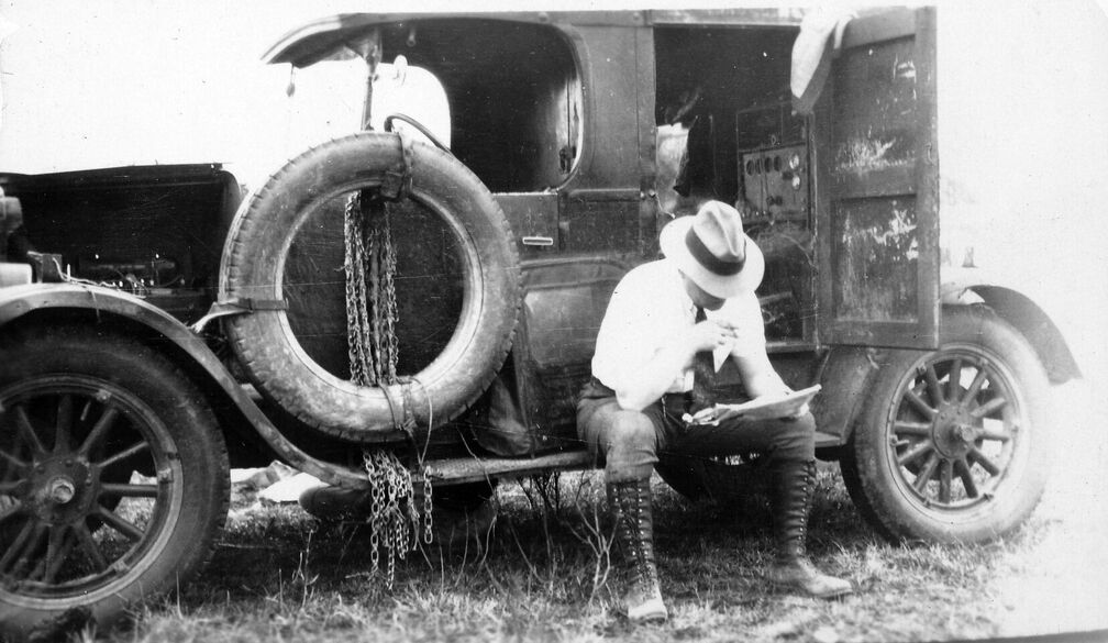 Nun ist er auf Station. Man erkennt den Radioempfänger im Fahrzeug.