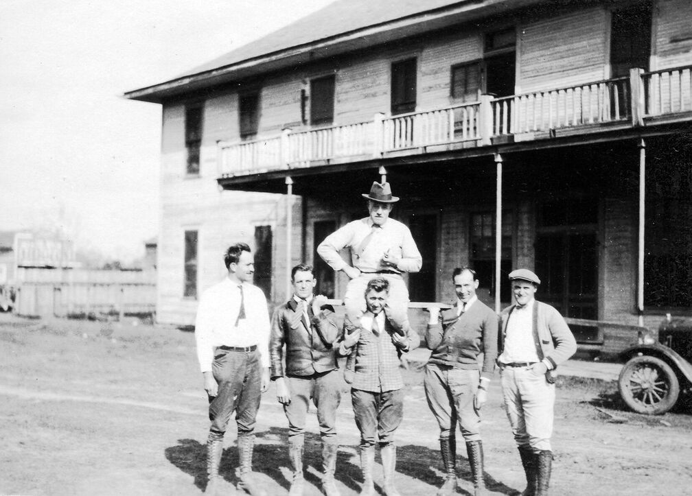 Ein Teil der Crew vor ihrem Hotel zum Fototermin. Auf der Schulter: Otto Weitershagen