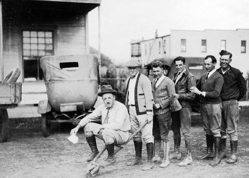 Auf der Karre ist Otto Weitershagen. Der sie hält ist unser Adolf Klopp