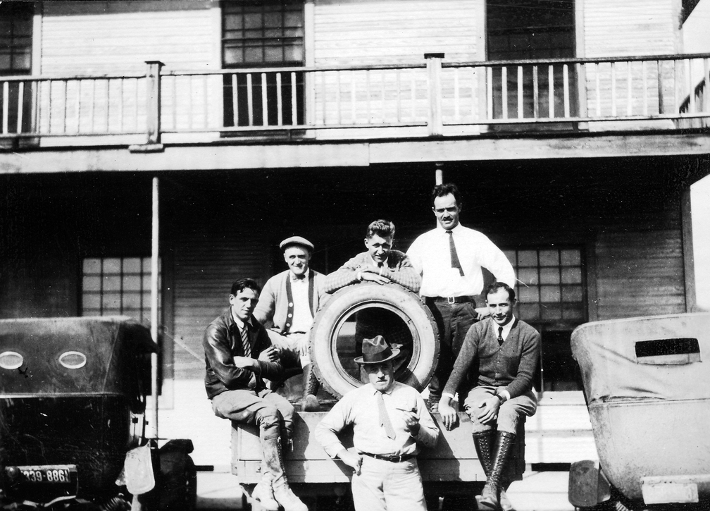 Noch ein Erinnerungsfoto vor dem Hotel.Vor dem Reifen: Otto Weitershagen