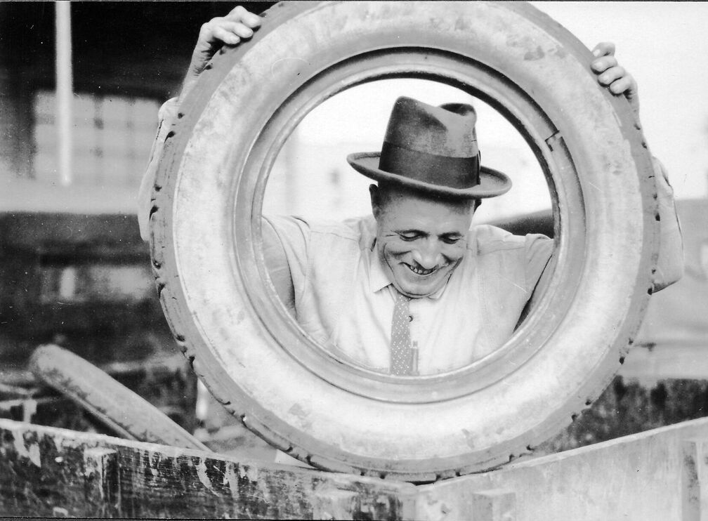 Was hat das mit dem Reifen auf sich? Hat er etwa heute Geburtstag? Otto Weitershagen