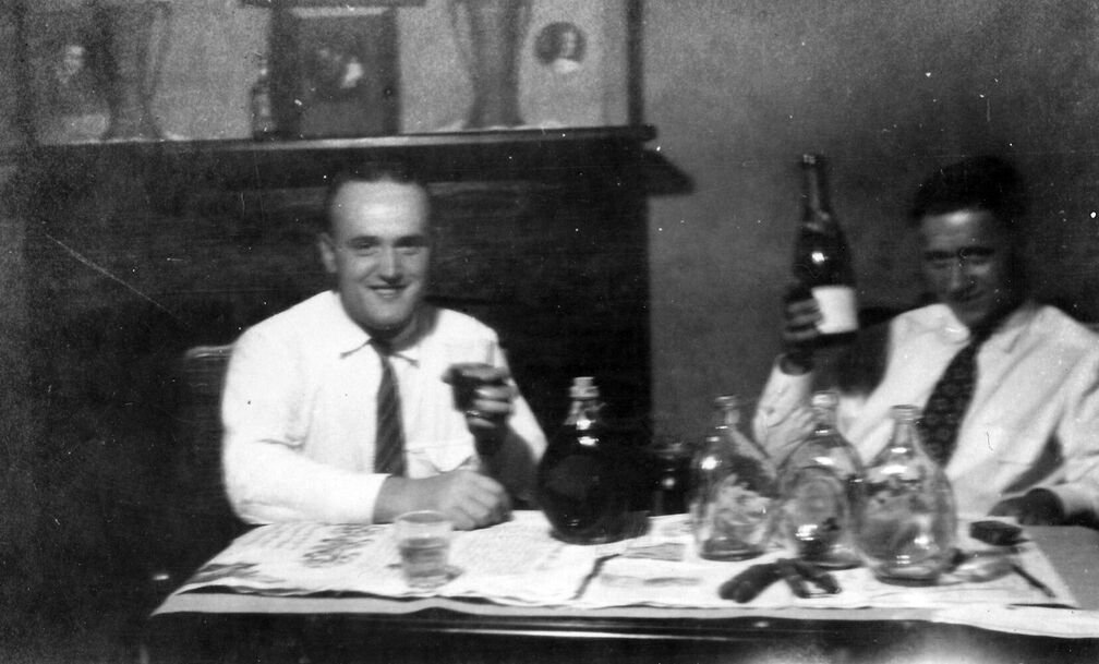 War damals nicht die Prohibition in USA? Na ja die beiden Seismos Leute lassen es sich schmecken.